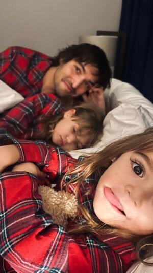 Jordan Haj Instagram - Všechno jednou končí, i když se přiznám, že jsem se už trochu bál, aby tenhle rok někdy skončil :)) jako, naprosto miluju to, co děláme, ale vzhledem k množství  koncertů, balení a vybalování kufrů, outfitů, nástrojů, přejezdů, tahání na stage a do backstage, natáčení, zvukovek, fittingů, co za sebou tenhle rok máme, mi pak před pár dny přišlo naprosto symbolický a hrozně krásný tu poslední pracovní cestu roku strávit doslova celou v pyžamu a v lázních. A mám v plánu se z toho “pyžamo” moodu vrátit až za hoooodně dlouho. See yall na jaře! A děkuju @marksandspencerczechrepublic za výbavu! 
#marksandspencerczechrepublic #winterstyle #zimniinspirace #xmaspyjamas