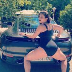 Joséphine Draï Instagram - Une voiture classieuse, ça inspire toujours des poses raffinées et classieuses aussi. Oui, l’été j’essaie de rester sexy. (Et l’hiver je suis une loque) #bookcomédienne #réussirsavie #lamoulaga #élégance