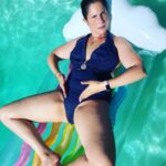 Joséphine Draï Instagram - Ça me manque de poser négligemment et subtilement dans des endroits de villégiature aquatique. Reviens l’été !!! 💦☀️🏊‍♀️