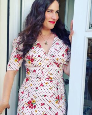 Joséphine Draï Instagram - Aller-retour express à Tel Aviv pour l’avant première d’un film qui me tient vraiment à cœur (extrait de la bande annonce en fin de post). L’histoire d’une française qui débarque en Israël et qui devient folle. A l’image de mon expérience sur place (mais trop d’amour). Merci à tous (@georges.benayoun le 1er) sans qui je n’aurais jamais eu la chance de participer à cette folle aventure. « Paris boutique » sort le 23 juin en Israël. Y’all ah 💃🏼♥️🎬 (p.s: robe @rouje )