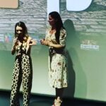 Joséphine Draï Instagram - Aller-retour express à Tel Aviv pour l’avant première d’un film qui me tient vraiment à cœur (extrait de la bande annonce en fin de post). L’histoire d’une française qui débarque en Israël et qui devient folle. A l’image de mon expérience sur place (mais trop d’amour). Merci à tous (@georges.benayoun le 1er) sans qui je n’aurais jamais eu la chance de participer à cette folle aventure. « Paris boutique » sort le 23 juin en Israël. Y’all ah 💃🏼♥️🎬 (p.s: robe @rouje )