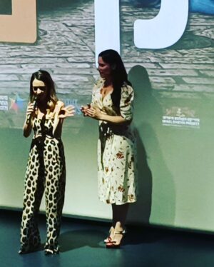 Joséphine Draï Instagram - Aller-retour express à Tel Aviv pour l’avant première d’un film qui me tient vraiment à cœur (extrait de la bande annonce en fin de post). L’histoire d’une française qui débarque en Israël et qui devient folle. A l’image de mon expérience sur place (mais trop d’amour). Merci à tous (@georges.benayoun le 1er) sans qui je n’aurais jamais eu la chance de participer à cette folle aventure. « Paris boutique » sort le 23 juin en Israël. Y’all ah 💃🏼♥️🎬 (p.s: robe @rouje )