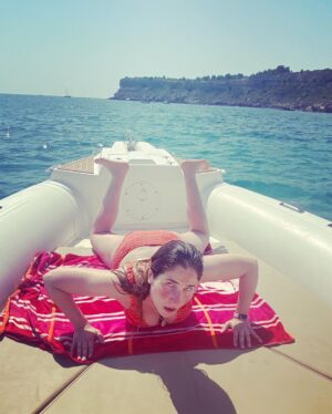 Joséphine Draï Instagram - Un bateau, ça sert à faire des photos distinguées, détendues et prises sur le vif surtout, non? 🐳 💦🚤 / 📷 @marceau.rg @jules_mg