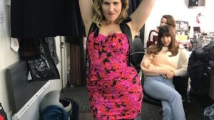 Joséphine Draï Instagram - Lundi 23 août à 21h05 sur TF1! « Belle belle belle », l’adaptation du film « I feel pretty » avec @amyschumer. Je suis fière de cette aventure auprès de comédiens si talentueux, fière de cette fable au joli message, fière d’avoir incarné cette fille pleine de complexes, avec un cruel manque de confiance en soi, qui se réalise enfin quand elle pose un regard plus « doux » sur elle. C’est exactement qui je suis depuis tant d’années... (peut être vous aussi?) Ayons enfin confiance en nous... 🙏🏻 Merci pour tout @anne_depetrini je te suivrai jusqu’à la lune et au delà. Hâte d’avoir vos retours ❤️