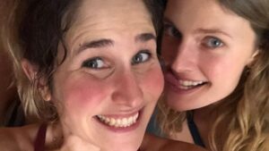 Joséphine Draï Instagram - Lundi 23 août à 21h05 sur TF1! « Belle belle belle », l’adaptation du film « I feel pretty » avec @amyschumer. Je suis fière de cette aventure auprès de comédiens si talentueux, fière de cette fable au joli message, fière d’avoir incarné cette fille pleine de complexes, avec un cruel manque de confiance en soi, qui se réalise enfin quand elle pose un regard plus « doux » sur elle. C’est exactement qui je suis depuis tant d’années... (peut être vous aussi?) Ayons enfin confiance en nous... 🙏🏻 Merci pour tout @anne_depetrini je te suivrai jusqu’à la lune et au delà. Hâte d’avoir vos retours ❤️