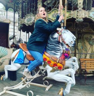 Joséphine Draï Instagram - -« Euh... Joséphine, y a des enfants. C’est gênant là»
-« Ah oui pardon. » (et elle continua 10mn) #HorsePoleDance 🎠