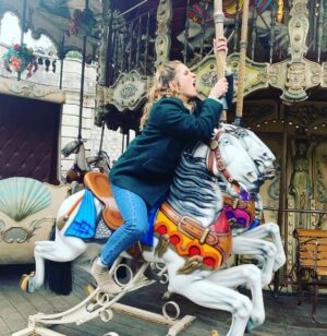 Joséphine Draï Instagram - -« Euh... Joséphine, y a des enfants. C’est gênant là»
-« Ah oui pardon. » (et elle continua 10mn) #HorsePoleDance 🎠