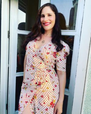 Joséphine Draï Instagram - Aller-retour express à Tel Aviv pour l’avant première d’un film qui me tient vraiment à cœur (extrait de la bande annonce en fin de post). L’histoire d’une française qui débarque en Israël et qui devient folle. A l’image de mon expérience sur place (mais trop d’amour). Merci à tous (@georges.benayoun le 1er) sans qui je n’aurais jamais eu la chance de participer à cette folle aventure. « Paris boutique » sort le 23 juin en Israël. Y’all ah 💃🏼♥️🎬 (p.s: robe @rouje )