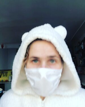 Joséphine Draï Instagram - Salut le confinement. (Quand t’es en couple depuis 8 ans et demi) Restons sexy tout en respectant les consignes bordel. 😷🌡🐻 #sexy #Covidie #stayhome #staysafe #confifi p.s: le thermomètre était propre.