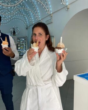Joséphine Draï Instagram - « Touche mes seins, ça porte bonheur. Si si. »
Ce fut ma tagline pendant le tournage mémorable de « Vive les mariés », le 1er long métrage de la boss @elsa_blayau avec une équipe de 🔥 Près de 2 mois en Italie, du soleil, des gens drôles et talentueux, que demander de plus?! (à part que le film fasse 8 millions d’entrées?)
🤌🏻🎬♥️🇮🇹
