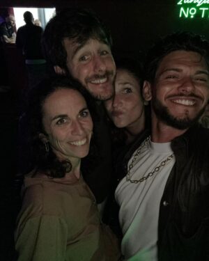 Joséphine Draï Instagram - « Touche mes seins, ça porte bonheur. Si si. »
Ce fut ma tagline pendant le tournage mémorable de « Vive les mariés », le 1er long métrage de la boss @elsa_blayau avec une équipe de 🔥 Près de 2 mois en Italie, du soleil, des gens drôles et talentueux, que demander de plus?! (à part que le film fasse 8 millions d’entrées?)
🤌🏻🎬♥️🇮🇹