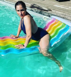 Joséphine Draï Instagram - Ça me manque de poser négligemment et subtilement dans des endroits de villégiature aquatique. Reviens l’été !!! 💦☀️🏊‍♀️