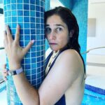 Joséphine Draï Instagram - Ça me manque de poser négligemment et subtilement dans des endroits de villégiature aquatique. Reviens l’été !!! 💦☀️🏊‍♀️