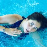 Joséphine Draï Instagram - Ça me manque de poser négligemment et subtilement dans des endroits de villégiature aquatique. Reviens l’été !!! 💦☀️🏊‍♀️
