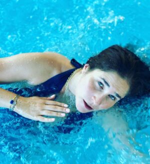 Joséphine Draï Instagram - Ça me manque de poser négligemment et subtilement dans des endroits de villégiature aquatique. Reviens l’été !!! 💦☀️🏊‍♀️