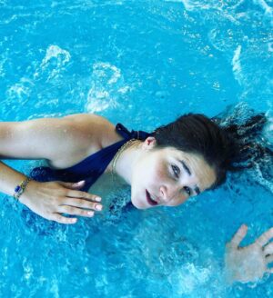 Joséphine Draï Instagram - Ça me manque de poser négligemment et subtilement dans des endroits de villégiature aquatique. Reviens l’été !!! 💦☀️🏊‍♀️