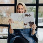 Judith Rakers Instagram - Montag erscheint mein neues Buch 💚… Und ich bin so gespannt, wie ihr es findet. Zum ersten Mal habe ich für kleine Leserinnen und Leser geschrieben - über meine kleine Farm, die Tiere dort und über den Gemüseanbau. Es ist die Geschichte von meinem Kater Jack - wie er zu mir auf die Farm kam und hier alles entdeckte. Genauso wie ich, die ja auch erstmal viel lernen musste über den Gemüseanbau, die Hühner und den Garten. Ich wollte ein liebevolles Buch schreiben - voller Respekt für die Tiere und die Natur. Eine unterhaltsame Geschichte, bei der Kinder ganz viel lernen und entdecken können. @julia.weinmann hat meine Geschichte so wunderschön illustriert, dass ich gar nicht glauben kann, was für ein schönes Buch hier entstanden ist. Wir haben das gesamte vergangene Jahr daran gearbeitet und jetzt ist es da 😍. Meine Güte, was für ein Gefühl. Ich weiß noch, wie ich das erste Wort in den Computer tippte… Und nun bin ich so gespannt, wie ihr Jacks Geschichte findet - ihr kennt ja alle Tiere schon von Instagram: Jack und Lotti, Pferd Sazou, Fohlen Charlie, Maulwurf Günter und die Chicken-Gang. Das Buch gibt es überall, wo es Bücher gibt (und in meinem Farmshop sogar mit Signatur). #Kinderbuch #Homefarming #judithskleineFarm #KaterJacksuchteinenFreund #JacktheSwiffer #Sachbilderbuch #Natur #Garten