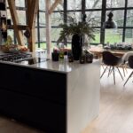 Judith Rakers Instagram - Die kleine Farm wünscht euch einen gemütlichen 3. Advent… Ich habe derzeit leider mit einem eingeklemmten Nerv im Rücken zu kämpfen und hüte das Sofa. Umso schöner, dass es auf der Winterfarm so gemütlich ist… schleppe mich gleich zum Hühnerstall und verbreite dort mit Sonnenblumenkernen Adventsstimmung ❤️ #meinekleineFarm #sparkleandshine #christmasdecor #kleinaberfein