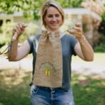 Judith Rakers Instagram - *werbung in eigener Sache* Last Minute Geschenkidee für alle, die gerne gärtnern und Qualität zu schätzen wissen 💚. Meine Edition von handgeschmiedeten Werkzeugen, die ich euch im Jutebeutel mit Bio-Saatgut zum Ausprobieren schicke - als fertiges Geschenkset. Ihr müsst also nicht mal Geschenkpapier besorgen… 😃 Alles nachhaltig und äußerst langlebig. Denn das Werkzeug kommt nicht vom Fliessband in Asien, sondern von echten Schmieden aus Süddeutschland. Die Schmiede arbeitet mit jahrzehntealten Öfen und mit Wasserkraft aus dem nahegelegenen Fluss. So trifft Tradition auf Nachhaltigkeit. Falls ihr also noch ein Weihnachtsgeschenk sucht, schaut doch mal im Farm-Shop vorbei. Ich habe mittlerweile sogar einige exklusive Werkzeuge für euch, die es nirgendwo anders gibt. Die Kollektion wächst und ist speziell für den Gemüseanbau konzipiert. Schwedenstahl, Eschenholz aus nachhaltiger Forstwirtschaft in Europa, pulvergestrahlte Ösen, echtes Leder (nur aus Schlachthöfen im Allgäu, die Fleisch verarbeiten - es ist also „übrig“) - alles von Hand veredelt extra für unsere Homefarming-Kollektion. Zum Sammeln und Stück für Stück zusammenstellen der perfekten Ausstattung an hochwertigem Manufaktur-Werkzeug. #geschenketipp #homefarming #werkzeug #manufaktur #handgeschmiedet #nachhaltigschenken #madeingermany