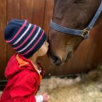 Judith Rakers Instagram - Mein Patenkind E. hat zum ersten Mal Charlie getroffen - in ruhiger Umgebung. Ganz konzentriert. Und Charlie ist so sanft mit ihr und sie mit ihm. Mich rührt das so sehr. Ich kann es kaum in Worte fassen. Für mich sind das kleine Momente des ganz großen Glücks. ❤️ #liebe #vertrauen #lieblingskinder #charliechocolate #meinekleinefarm