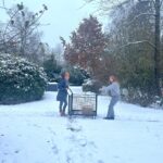 Judith Rakers Instagram - So kommen eure Weihnachtspakete zu euch ☃️❄️🩵. Kein Rentierschlitten, sondern Marie und Philine und unser bestes Stück: der Paketwagen 😄. Wir überlegen gerade Ski drunterzuschrauben 😆… übrigens ist das der Rückweg - Maren, unsere Postbotin hatte eine Warenlieferung für uns dabei und hat einen ganzen Wagen mit euren Paketen dafür mitgenommen. Ich war nur nicht schnell genug mit dem Fotografieren… Wir geben hier alles im Farmteam, damit die Weihnachtsgeschenke aus dem Shop pünktlich bei euch eintreffen. #Homefarming #startup #farmshop #weihnachtsgeschenke #nachhaltigschenken #machsdirleckerzuhause #Farmteamgoesslayride