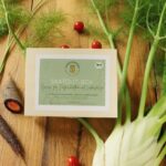 Judith Rakers Instagram - Ich hätte da eine Geschenkidee für Weihnachten 🎄:-) Wie wäre es mit einer Bio-Saatgutbox, in der ihr auch seltene Sorten findet? Wir haben mittlerweile mehr als zehn verschiedene Themenboxen für euch: Gemüse für Anfänger, Gemüse für Fortgeschrittene und Leidensfähige (mit der Diva Tomate ;-), Winter- und Grillgemüse, Gemüse für den Balkon und die Wohnung und vieles mehr. Unser Saatgut kommt aus Europa und wird in einem Familienbetrieb in Süddeutschland abgefüllt - ihr bekommt also beste und zertifizierte Bio-Qualität. Jede Box ist außerdem ein kleiner Beitrag in Sachen Bio-Diversität: Denn ich habe auch seltene und besondere Sorten für euch in die Boxen gepackt. Nur wenn wir Nachfrage erzeugen, gibt es auch weiterhin ein Angebot und es wäre so schade, wenn diese tollen, teilweise sehr alten Sorten nach und nach verschwinden... Die Bio-Saatgutboxen in der wiederverwendbaren Holzbox sind eine schöne Geschenkidee für Menschen, die die Natur lieben und eigenes Gemüse anbauen möchten - im Garten, auf dem Balkon oder in der Wohnung. Wir haben für jedes Plätzchen die richtige Box zusammengestellt (Jaaa, es gibt auch eine für den Anbau in der Wohnung :-). Schaut doch gerne mal im Farmshop vorbei unter www.homefarming.de. Im kostenlosen Magazin und Podcast findet ihr dann auch alle Informationen zu Aussaat, Anbau, Pflege, Ernte und Zubereitung. Viel Spaß beim Stöbern und natürlich vor allem beim Schenken. Denn mit diesen Boxen verschenkt ihr ein ganzes Jahr Glück :-) #homefarming #machsdirleckerzuhause *Werbung in eigener Sache *