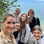 Judith Rakers Instagram - Ihr Lieben, was für ein Jahr! 2023 hat uns so viele schlechte Nachrichten gebracht, aber hier in unserer Homefarming-Community haben wir auch so viel Gutes und Schönes geteilt – und darüber möchte ich mich mit euch jetzt einmal freuen dürfen! Auf den Fotos seht ihr das Farmteam - die Aufnahmen sind im Sommer bei unserem Team-Ausflug nach Rügen entstanden. Happy Faces! Weil wir gerne zusammenarbeiten, das Magazin für euch gestalten, den Shop bestücken und neue Ideen schmieden. Das Team ist eigentlich sogar noch größer, denn auf den Fotos seht ihr nur die Farmengel, die tatsächlich fast täglich dabei sind - auf der kleinen Farm zwischen Hühnern und Katzen-Flausch. Unsere Autoren und Autorinnen, unsere Grafiker, Systembetreuer, Fotograf Patrick und alle, die sonst noch Anteil haben an WWW.HOMEFARMING.DE arbeiten aus ihren Homeoffices und eigenen Büros remote zu. 2024 werden auch sie hoffentlich mitkommen nach Rügen, damit wir auch mal außerhalb der Projekte Zeit miteinander verbringen können. Es war verrückt dieses Jahr: ich habe mein Kochbuch und zwei Gartenkalender veröffentlicht und unser Farmshop ist gewachsen. Parallel habe ich an drei neuen Ideen für 2024 gearbeitet: ich habe ein Kinderbuch geschrieben, einen Experimentierkasten für kleine Entdecker konzipiert und ein Brettspiel für die ganze Familie. Damit man sich das Homefarming-Wissen auch spielerisch draufschaffen kann. Es war ein kreatives Jahr, das mich manchmal auch an meine Grenzen gebracht hat - weil einfach so viel zu tun war und ich in jeder freien Minute an meinen Büchern und Texten geschrieben habe. Wenn ihr mehr erfahren möchtet, dann lest gerne meinen persönlichen Jahresrückblick im Homefarming-Magazin (www.homefarming.de). Ich möchte aber auch hier auf Insta unbedingt DANKE sagen - dafür dass ihr meine Begeisterung für den Gemüseanbau, Federfreunde im Garten, Natur und Tiere teilt. Ich bekomme so viele Nachrichten von euch. Das beflügelt und motiviert nicht nur mich, sondern das ganze Farmteam. Ich wünsche euch einen guten Rutsch ins neue Jahr und hoffe, dass wir euch auch 2024 mit Tipps, Ideen und Postings begleiten dürfen. Eure Judith! Und jetzt: #gutenrutsch