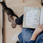 Judith Rakers Instagram - Montag erscheint mein neues Buch 💚… Und ich bin so gespannt, wie ihr es findet. Zum ersten Mal habe ich für kleine Leserinnen und Leser geschrieben - über meine kleine Farm, die Tiere dort und über den Gemüseanbau. Es ist die Geschichte von meinem Kater Jack - wie er zu mir auf die Farm kam und hier alles entdeckte. Genauso wie ich, die ja auch erstmal viel lernen musste über den Gemüseanbau, die Hühner und den Garten. Ich wollte ein liebevolles Buch schreiben - voller Respekt für die Tiere und die Natur. Eine unterhaltsame Geschichte, bei der Kinder ganz viel lernen und entdecken können. @julia.weinmann hat meine Geschichte so wunderschön illustriert, dass ich gar nicht glauben kann, was für ein schönes Buch hier entstanden ist. Wir haben das gesamte vergangene Jahr daran gearbeitet und jetzt ist es da 😍. Meine Güte, was für ein Gefühl. Ich weiß noch, wie ich das erste Wort in den Computer tippte… Und nun bin ich so gespannt, wie ihr Jacks Geschichte findet - ihr kennt ja alle Tiere schon von Instagram: Jack und Lotti, Pferd Sazou, Fohlen Charlie, Maulwurf Günter und die Chicken-Gang. Das Buch gibt es überall, wo es Bücher gibt (und in meinem Farmshop sogar mit Signatur). #Kinderbuch #Homefarming #judithskleineFarm #KaterJacksuchteinenFreund #JacktheSwiffer #Sachbilderbuch #Natur #Garten