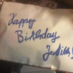 Judith Rakers Instagram - Hätte mir mit 37 Jahren jemand gesagt, dass ich mit 47 selbst angebautes Gemüse ernten würde und dabei so glücklich gucke - ich hätte ihn für verrückt erklärt. „Cheers“ zum Leben, das immer wieder Überraschungen bereit hält, neue Träume und Herausforderungen. Cheers to 48 🥂 - auf neue Abenteuer 🥂 #geburtstagskind