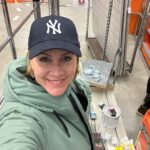 Judith Rakers Instagram - Nach Weihnachten sind die Geschäfte immer voll, heißt es. Weil alle ihre Geldgeschenke und Gutscheine einlösen. Also ich war heute im Baumarkt 😄…. Projekt: Messebau. Das wird lustig! Und ihr so? #diy #newproject