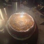 Judith Rakers Instagram - Hätte mir mit 37 Jahren jemand gesagt, dass ich mit 47 selbst angebautes Gemüse ernten würde und dabei so glücklich gucke - ich hätte ihn für verrückt erklärt. „Cheers“ zum Leben, das immer wieder Überraschungen bereit hält, neue Träume und Herausforderungen. Cheers to 48 🥂 - auf neue Abenteuer 🥂 #geburtstagskind