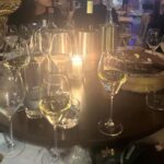 Judith Rakers Instagram - Hätte mir mit 37 Jahren jemand gesagt, dass ich mit 47 selbst angebautes Gemüse ernten würde und dabei so glücklich gucke - ich hätte ihn für verrückt erklärt. „Cheers“ zum Leben, das immer wieder Überraschungen bereit hält, neue Träume und Herausforderungen. Cheers to 48 🥂 - auf neue Abenteuer 🥂 #geburtstagskind