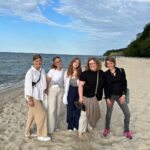 Judith Rakers Instagram - Ihr Lieben, was für ein Jahr! 2023 hat uns so viele schlechte Nachrichten gebracht, aber hier in unserer Homefarming-Community haben wir auch so viel Gutes und Schönes geteilt – und darüber möchte ich mich mit euch jetzt einmal freuen dürfen! Auf den Fotos seht ihr das Farmteam - die Aufnahmen sind im Sommer bei unserem Team-Ausflug nach Rügen entstanden. Happy Faces! Weil wir gerne zusammenarbeiten, das Magazin für euch gestalten, den Shop bestücken und neue Ideen schmieden. Das Team ist eigentlich sogar noch größer, denn auf den Fotos seht ihr nur die Farmengel, die tatsächlich fast täglich dabei sind - auf der kleinen Farm zwischen Hühnern und Katzen-Flausch. Unsere Autoren und Autorinnen, unsere Grafiker, Systembetreuer, Fotograf Patrick und alle, die sonst noch Anteil haben an WWW.HOMEFARMING.DE arbeiten aus ihren Homeoffices und eigenen Büros remote zu. 2024 werden auch sie hoffentlich mitkommen nach Rügen, damit wir auch mal außerhalb der Projekte Zeit miteinander verbringen können. Es war verrückt dieses Jahr: ich habe mein Kochbuch und zwei Gartenkalender veröffentlicht und unser Farmshop ist gewachsen. Parallel habe ich an drei neuen Ideen für 2024 gearbeitet: ich habe ein Kinderbuch geschrieben, einen Experimentierkasten für kleine Entdecker konzipiert und ein Brettspiel für die ganze Familie. Damit man sich das Homefarming-Wissen auch spielerisch draufschaffen kann. Es war ein kreatives Jahr, das mich manchmal auch an meine Grenzen gebracht hat - weil einfach so viel zu tun war und ich in jeder freien Minute an meinen Büchern und Texten geschrieben habe. Wenn ihr mehr erfahren möchtet, dann lest gerne meinen persönlichen Jahresrückblick im Homefarming-Magazin (www.homefarming.de). Ich möchte aber auch hier auf Insta unbedingt DANKE sagen - dafür dass ihr meine Begeisterung für den Gemüseanbau, Federfreunde im Garten, Natur und Tiere teilt. Ich bekomme so viele Nachrichten von euch. Das beflügelt und motiviert nicht nur mich, sondern das ganze Farmteam. Ich wünsche euch einen guten Rutsch ins neue Jahr und hoffe, dass wir euch auch 2024 mit Tipps, Ideen und Postings begleiten dürfen. Eure Judith! Und jetzt: #gutenrutsch