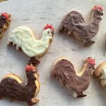 Judith Rakers Instagram - Unser Farmengel Philine (so nenne ich meine Mitarbeiterinnen hier liebevoll - nicht nur zu Weihnachten ;-) hat mich heute mit selbst gebackenen Weihnachtsplätzchen überrascht. Typgerecht 😁Ich musste sehr lachen 🐓 . Philine hat vor 1,5 Jahren im Farmteam angefangen, als Werkstudentin. Sie hat anfangs eure Pakete (Online-Shop) gepackt und beim Einstellen der Artikel im Online-Magazin geholfen. Mittlerweile hat sie eine Fortbildung absolviert (InDesign) und erstellt unsere Druckvorlagen und Graphiken (für unsere Saatgutboxen, Broschüren und Produkte), betreut die Fotoshootings mit dem wunderbaren @patricklipke und unser Bildarchiv. Wenn ich großes Glück habe, bleibt sie auch nach dem Studienabschluss im Farmteam. Auch wegen der Plätzchen 😄!! Philine, du bist toll und ein großer Gewinn für mein kleines Start-up. Danke!!! #lovemyteam