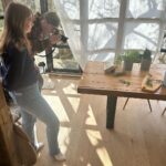 Judith Rakers Instagram - Unser Farmengel Philine (so nenne ich meine Mitarbeiterinnen hier liebevoll - nicht nur zu Weihnachten ;-) hat mich heute mit selbst gebackenen Weihnachtsplätzchen überrascht. Typgerecht 😁Ich musste sehr lachen 🐓 . Philine hat vor 1,5 Jahren im Farmteam angefangen, als Werkstudentin. Sie hat anfangs eure Pakete (Online-Shop) gepackt und beim Einstellen der Artikel im Online-Magazin geholfen. Mittlerweile hat sie eine Fortbildung absolviert (InDesign) und erstellt unsere Druckvorlagen und Graphiken (für unsere Saatgutboxen, Broschüren und Produkte), betreut die Fotoshootings mit dem wunderbaren @patricklipke und unser Bildarchiv. Wenn ich großes Glück habe, bleibt sie auch nach dem Studienabschluss im Farmteam. Auch wegen der Plätzchen 😄!! Philine, du bist toll und ein großer Gewinn für mein kleines Start-up. Danke!!! #lovemyteam