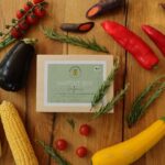 Judith Rakers Instagram - Ich hätte da eine Geschenkidee für Weihnachten 🎄:-) Wie wäre es mit einer Bio-Saatgutbox, in der ihr auch seltene Sorten findet? Wir haben mittlerweile mehr als zehn verschiedene Themenboxen für euch: Gemüse für Anfänger, Gemüse für Fortgeschrittene und Leidensfähige (mit der Diva Tomate ;-), Winter- und Grillgemüse, Gemüse für den Balkon und die Wohnung und vieles mehr. Unser Saatgut kommt aus Europa und wird in einem Familienbetrieb in Süddeutschland abgefüllt - ihr bekommt also beste und zertifizierte Bio-Qualität. Jede Box ist außerdem ein kleiner Beitrag in Sachen Bio-Diversität: Denn ich habe auch seltene und besondere Sorten für euch in die Boxen gepackt. Nur wenn wir Nachfrage erzeugen, gibt es auch weiterhin ein Angebot und es wäre so schade, wenn diese tollen, teilweise sehr alten Sorten nach und nach verschwinden... Die Bio-Saatgutboxen in der wiederverwendbaren Holzbox sind eine schöne Geschenkidee für Menschen, die die Natur lieben und eigenes Gemüse anbauen möchten - im Garten, auf dem Balkon oder in der Wohnung. Wir haben für jedes Plätzchen die richtige Box zusammengestellt (Jaaa, es gibt auch eine für den Anbau in der Wohnung :-). Schaut doch gerne mal im Farmshop vorbei unter www.homefarming.de. Im kostenlosen Magazin und Podcast findet ihr dann auch alle Informationen zu Aussaat, Anbau, Pflege, Ernte und Zubereitung. Viel Spaß beim Stöbern und natürlich vor allem beim Schenken. Denn mit diesen Boxen verschenkt ihr ein ganzes Jahr Glück :-) #homefarming #machsdirleckerzuhause *Werbung in eigener Sache *