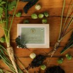 Judith Rakers Instagram - Ich hätte da eine Geschenkidee für Weihnachten 🎄:-) Wie wäre es mit einer Bio-Saatgutbox, in der ihr auch seltene Sorten findet? Wir haben mittlerweile mehr als zehn verschiedene Themenboxen für euch: Gemüse für Anfänger, Gemüse für Fortgeschrittene und Leidensfähige (mit der Diva Tomate ;-), Winter- und Grillgemüse, Gemüse für den Balkon und die Wohnung und vieles mehr. Unser Saatgut kommt aus Europa und wird in einem Familienbetrieb in Süddeutschland abgefüllt - ihr bekommt also beste und zertifizierte Bio-Qualität. Jede Box ist außerdem ein kleiner Beitrag in Sachen Bio-Diversität: Denn ich habe auch seltene und besondere Sorten für euch in die Boxen gepackt. Nur wenn wir Nachfrage erzeugen, gibt es auch weiterhin ein Angebot und es wäre so schade, wenn diese tollen, teilweise sehr alten Sorten nach und nach verschwinden... Die Bio-Saatgutboxen in der wiederverwendbaren Holzbox sind eine schöne Geschenkidee für Menschen, die die Natur lieben und eigenes Gemüse anbauen möchten - im Garten, auf dem Balkon oder in der Wohnung. Wir haben für jedes Plätzchen die richtige Box zusammengestellt (Jaaa, es gibt auch eine für den Anbau in der Wohnung :-). Schaut doch gerne mal im Farmshop vorbei unter www.homefarming.de. Im kostenlosen Magazin und Podcast findet ihr dann auch alle Informationen zu Aussaat, Anbau, Pflege, Ernte und Zubereitung. Viel Spaß beim Stöbern und natürlich vor allem beim Schenken. Denn mit diesen Boxen verschenkt ihr ein ganzes Jahr Glück :-) #homefarming #machsdirleckerzuhause *Werbung in eigener Sache *