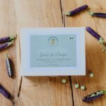 Judith Rakers Instagram - Ich hätte da eine Geschenkidee für Weihnachten 🎄:-) Wie wäre es mit einer Bio-Saatgutbox, in der ihr auch seltene Sorten findet? Wir haben mittlerweile mehr als zehn verschiedene Themenboxen für euch: Gemüse für Anfänger, Gemüse für Fortgeschrittene und Leidensfähige (mit der Diva Tomate ;-), Winter- und Grillgemüse, Gemüse für den Balkon und die Wohnung und vieles mehr. Unser Saatgut kommt aus Europa und wird in einem Familienbetrieb in Süddeutschland abgefüllt - ihr bekommt also beste und zertifizierte Bio-Qualität. Jede Box ist außerdem ein kleiner Beitrag in Sachen Bio-Diversität: Denn ich habe auch seltene und besondere Sorten für euch in die Boxen gepackt. Nur wenn wir Nachfrage erzeugen, gibt es auch weiterhin ein Angebot und es wäre so schade, wenn diese tollen, teilweise sehr alten Sorten nach und nach verschwinden... Die Bio-Saatgutboxen in der wiederverwendbaren Holzbox sind eine schöne Geschenkidee für Menschen, die die Natur lieben und eigenes Gemüse anbauen möchten - im Garten, auf dem Balkon oder in der Wohnung. Wir haben für jedes Plätzchen die richtige Box zusammengestellt (Jaaa, es gibt auch eine für den Anbau in der Wohnung :-). Schaut doch gerne mal im Farmshop vorbei unter www.homefarming.de. Im kostenlosen Magazin und Podcast findet ihr dann auch alle Informationen zu Aussaat, Anbau, Pflege, Ernte und Zubereitung. Viel Spaß beim Stöbern und natürlich vor allem beim Schenken. Denn mit diesen Boxen verschenkt ihr ein ganzes Jahr Glück :-) #homefarming #machsdirleckerzuhause *Werbung in eigener Sache *