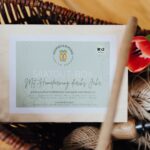 Judith Rakers Instagram - Ich hätte da eine Geschenkidee für Weihnachten 🎄:-) Wie wäre es mit einer Bio-Saatgutbox, in der ihr auch seltene Sorten findet? Wir haben mittlerweile mehr als zehn verschiedene Themenboxen für euch: Gemüse für Anfänger, Gemüse für Fortgeschrittene und Leidensfähige (mit der Diva Tomate ;-), Winter- und Grillgemüse, Gemüse für den Balkon und die Wohnung und vieles mehr. Unser Saatgut kommt aus Europa und wird in einem Familienbetrieb in Süddeutschland abgefüllt - ihr bekommt also beste und zertifizierte Bio-Qualität. Jede Box ist außerdem ein kleiner Beitrag in Sachen Bio-Diversität: Denn ich habe auch seltene und besondere Sorten für euch in die Boxen gepackt. Nur wenn wir Nachfrage erzeugen, gibt es auch weiterhin ein Angebot und es wäre so schade, wenn diese tollen, teilweise sehr alten Sorten nach und nach verschwinden... Die Bio-Saatgutboxen in der wiederverwendbaren Holzbox sind eine schöne Geschenkidee für Menschen, die die Natur lieben und eigenes Gemüse anbauen möchten - im Garten, auf dem Balkon oder in der Wohnung. Wir haben für jedes Plätzchen die richtige Box zusammengestellt (Jaaa, es gibt auch eine für den Anbau in der Wohnung :-). Schaut doch gerne mal im Farmshop vorbei unter www.homefarming.de. Im kostenlosen Magazin und Podcast findet ihr dann auch alle Informationen zu Aussaat, Anbau, Pflege, Ernte und Zubereitung. Viel Spaß beim Stöbern und natürlich vor allem beim Schenken. Denn mit diesen Boxen verschenkt ihr ein ganzes Jahr Glück :-) #homefarming #machsdirleckerzuhause *Werbung in eigener Sache *