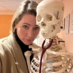 Judith Rakers Instagram - Es war hart in den letzten zwei Wochen. Vor allem, als mein Vater (Physiotherapeut) mir an diesem Skelett (!!) erklärt hat, wo der Nerv in der Halswirbelsäule eingeklemmt ist und warum die Blockade sich nicht lösen lässt…. Alles entstanden durch Fehlhaltung am Schreibtisch und zu wenig sportlichen Ausgleich. Am Ende konnte nur die Nervenwurzelspritze in der Radiologie helfen. Aber sie hat geholfen: seit Montag bin ich schmerzfrei 🎉 und versuche, zwei Wochen ohne Schlaf (weil es einfach so weh tat) aufzuholen. Am Samstag bin ich wieder auf Sendung, mit geradem Hals und Rücken. ;-) Ich werde nächstes Jahr mehr Zeit für Sport einplanen und besser auf meinen Körper hören. Das hab ich mir fest vorgenommen! Wer macht mit? Hands up! Falls ihr sie hochkriegt :-) #schmerzfrei #endlich
