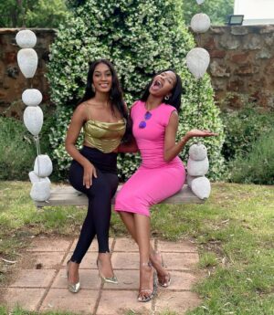 Julia Samantha Edima Instagram - With my lovely miss World’s sister @lesego_chombo ❤️ her energy OMG 🤲🏽😍😍👌🏾 looking forward for @missworldsouthafrica tonight 🇿🇦