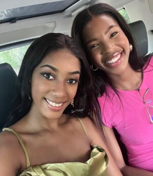 Julia Samantha Edima Instagram - With my lovely miss World’s sister @lesego_chombo ❤️ her energy OMG 🤲🏽😍😍👌🏾 looking forward for @missworldsouthafrica tonight 🇿🇦
