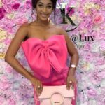 Julia Samantha Edima Instagram - What does a woman always carry in her @kocohlux bag? 👛🥰 Opt for "pink Love Moschino" this weekend 🌸 may it be wonderful ! #kocohlux #pinkmoschinobag