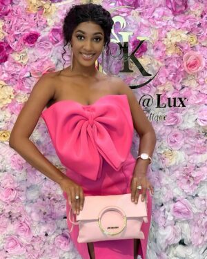 Julia Samantha Edima Instagram - What does a woman always carry in her @kocohlux bag? 👛🥰

Opt for "pink Love Moschino" this weekend 🌸 may it be wonderful ! 

#kocohlux #pinkmoschinobag