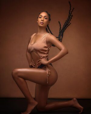 Julia Samantha Edima Instagram - Your Mental Your beauty 

If you can't fly then run,
if you can't run then walk,
if you can't walk then crawl,
but whatever you do, you have to
keep moving forward.

Martin Luther King, Ir.

📸 : @gerysann_photography 

#strength  #missworldcameroon #yourmentalyourbeauty