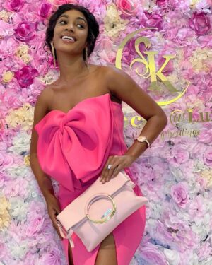 Julia Samantha Edima Instagram - What does a woman always carry in her @kocohlux bag? 👛🥰

Opt for "pink Love Moschino" this weekend 🌸 may it be wonderful ! 

#kocohlux #pinkmoschinobag