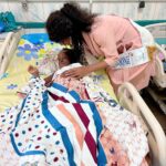 Julia Samantha Edima Instagram - En route pour une visite aux centres de prise en charge, de désintoxication et de réinsertion sociale de l’ONG @fondationfeef ( Fondation d’Éducation d’Espérance by Flomik) j’ai tenu à faire un saut à l’hôpital Générale de Yaoundé par le biais de @michelecare_world Pour rendre visite à des enfants malades , Anaëlle et surtout la petite Princesse qui s’apprête à faire face à une intervention chirurgicale de la mâchoire 😢 Imaginez-vous l’angoisse de sa maman , la peur qui anime de cette petite en ce moment 🥺 Impossible pour moi de ne pas apporter mon aide à la famille pour qu’elle retrouve la santé et puisse reprendre le chemin de l’école . Si vous voulez également vous joindre à moi pour son opération , voici le numéro à contacter :+237 ￼⁨6 99 16 16 71⁩ Hôpital Général