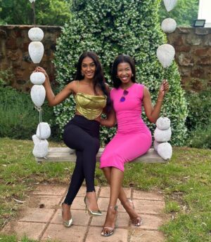 Julia Samantha Edima Instagram - With my lovely miss World’s sister @lesego_chombo ❤️ her energy OMG 🤲🏽😍😍👌🏾 looking forward for @missworldsouthafrica tonight 🇿🇦