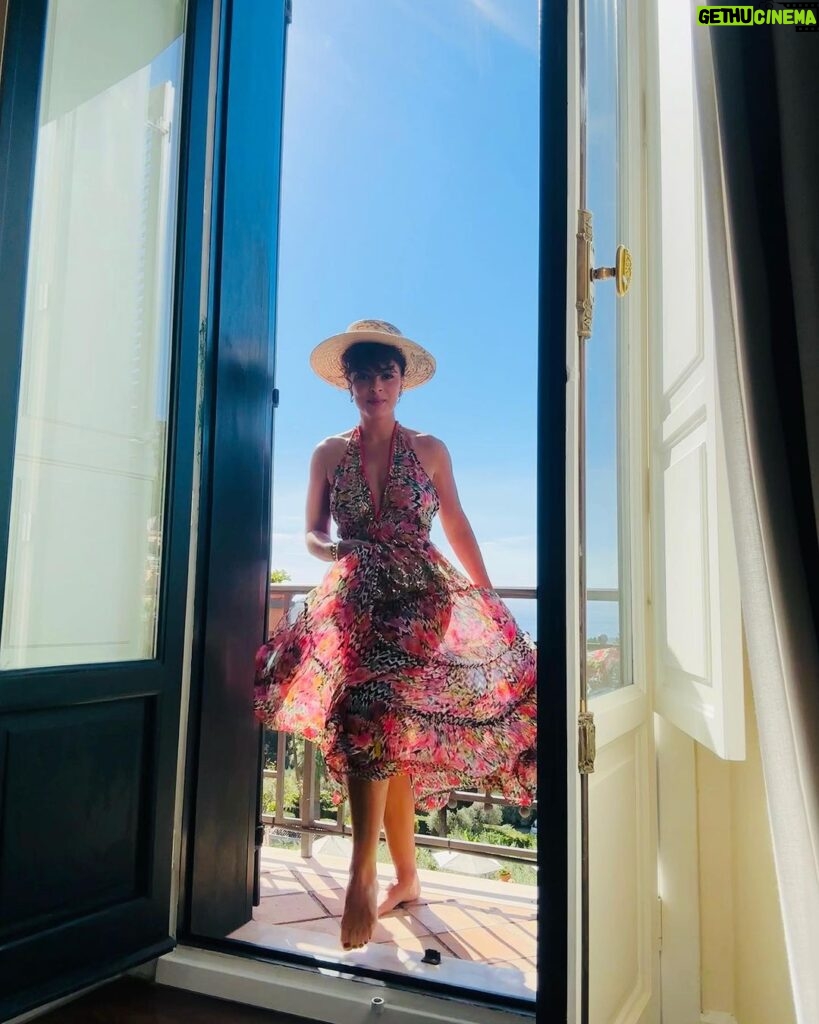 Juliana Paes Instagram - Taormina sua linda!!!! 💜🍊🌸 Taormina, Sicily