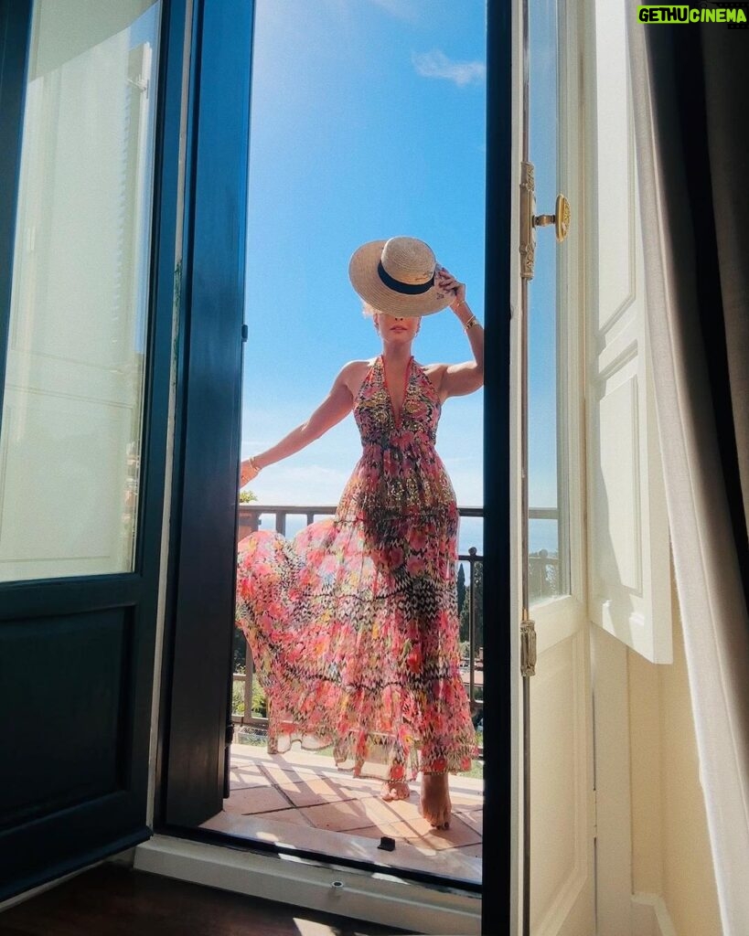Juliana Paes Instagram - Taormina sua linda!!!! 💜🍊🌸 Taormina, Sicily